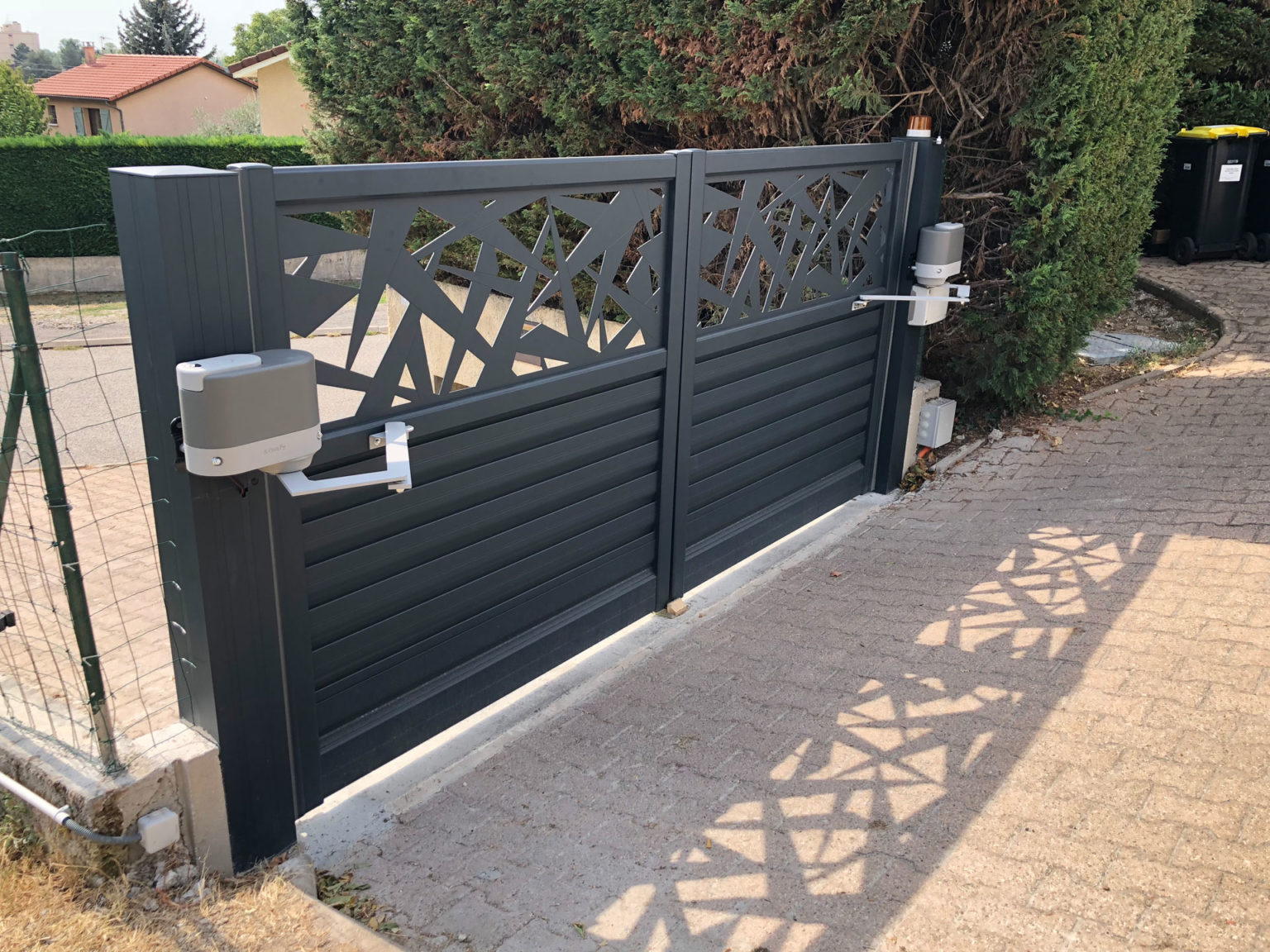 La Boutique du Menuisier à Beynost | Portail & Portillon Aluminium motorisé dans l'Ain