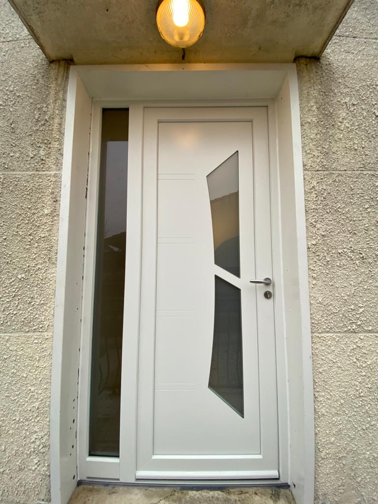 Installation en dépose totale sur La Boisse d'une porte d’entrée Zilten en PVC blanc. 🧰 Équipe de pose du chantier : Sylvain & Axel